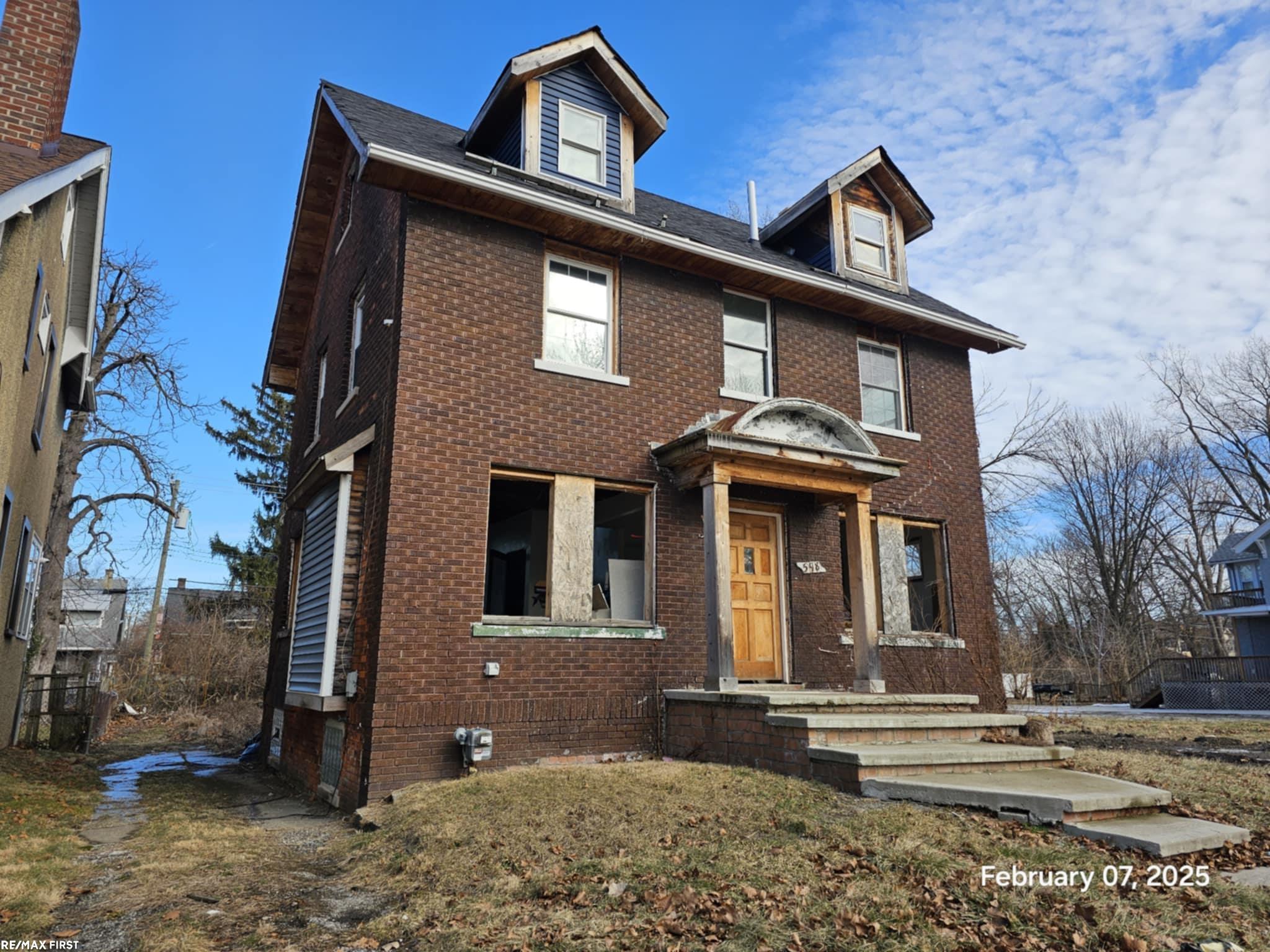 598 Lakewood St, Detroit, MI 48215-3235